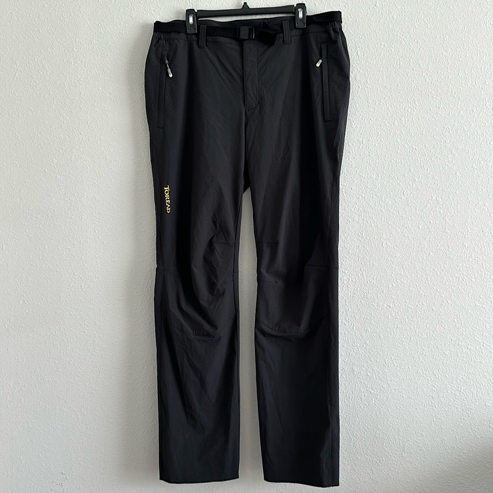 Men’s waterproof hiking pants with belt and pocket that zips
